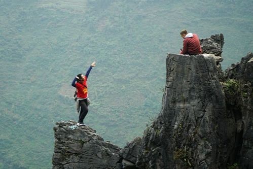 Một số người trẻ bất chấp nguy hiểm chụp ảnh ở “mỏm đá tử thần”. (Ảnh: Giáng Ngọc)