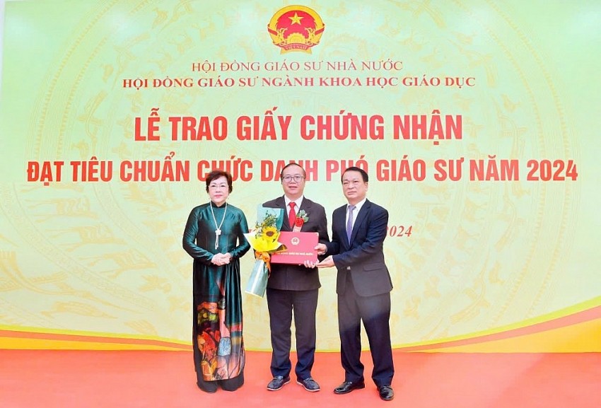 PGS.TS. Nguyễn Hữu Cương nhận giấy chứng nhận đạt tiêu chuẩn chức danh Phó Giáo sư năm 2024 từ Hội đồng Giáo sư Nhà nước.