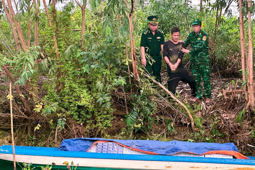 BĐBP Long An bắt giữ đối tượng vận chuyển 6000 bao thuốc lá ngoại qua biên giới BĐBP Long An bắt giữ đối tượng vận chuyển 6000 bao thuốc lá ngoại qua biên giới