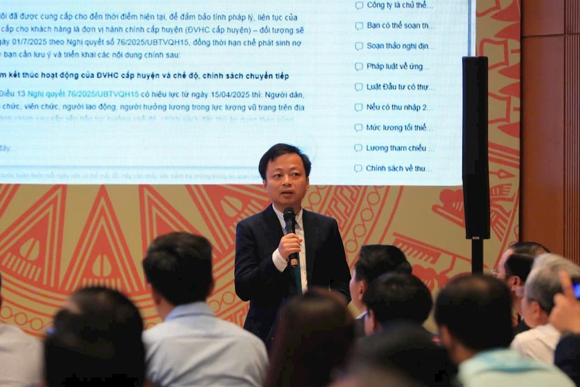 &Ocirc;ng Trần Văn Tr&iacute;, Gi&aacute;m đốc C&ocirc;ng ty cổ phần truyền th&ocirc;ng LuatVietnam (LuatVietnam.vn) giới thiệu AI ph&aacute;p luật tại Lễ khai trương Cổng Ph&aacute;p luật Quốc gia ng&agrave;y 31.5.2025