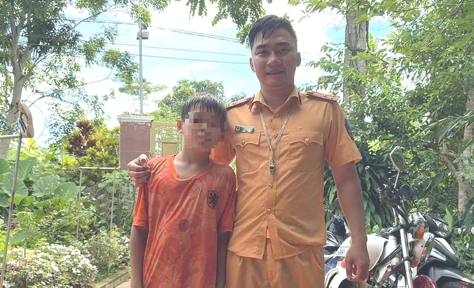 Thượng úy Tạ Quang Quyết cùng cháu M. Thượng úy Tạ Quang Quyết cùng cháu M.