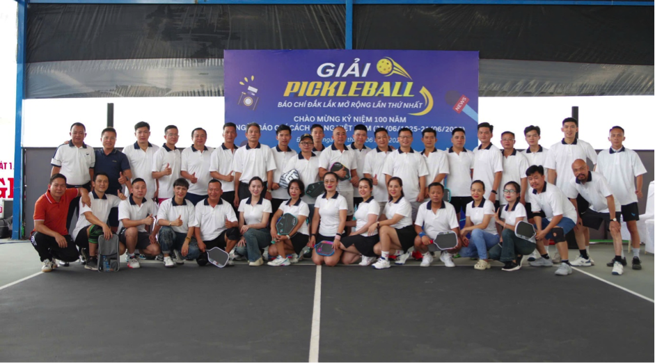 Ban tổ chức chụp ảnh lưu niệm cùng khách mời và các vận động viên thi đấu