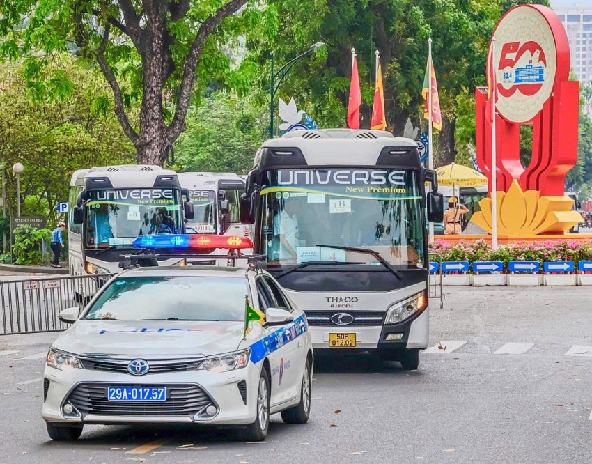 CSGT Hà Nội dẫn đoàn đại biểu Quốc hội tham dự kỳ họp.