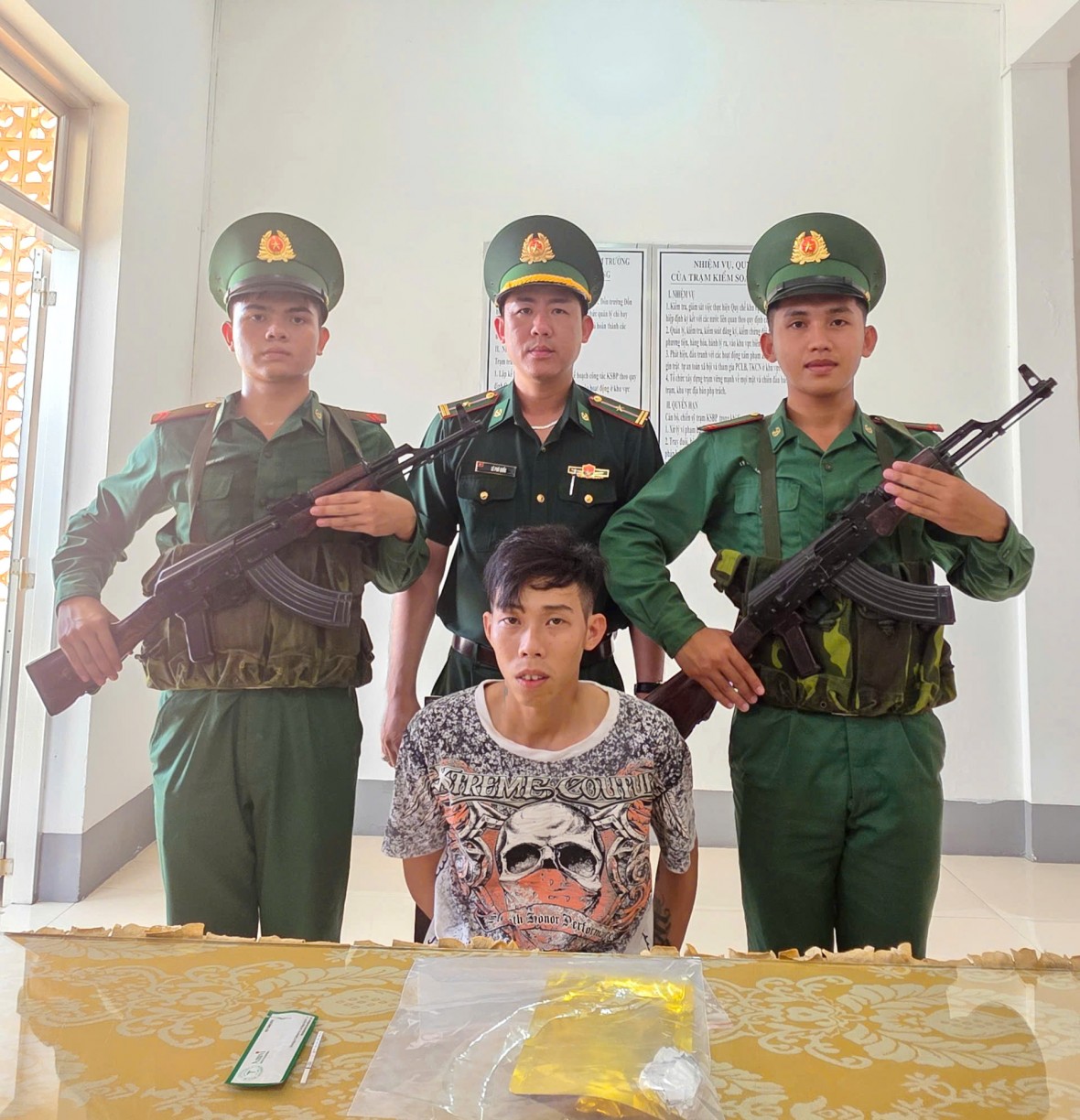 Cà Mau: Tạm giữ đối tượng mang chất ma túy ra biển sử dụng