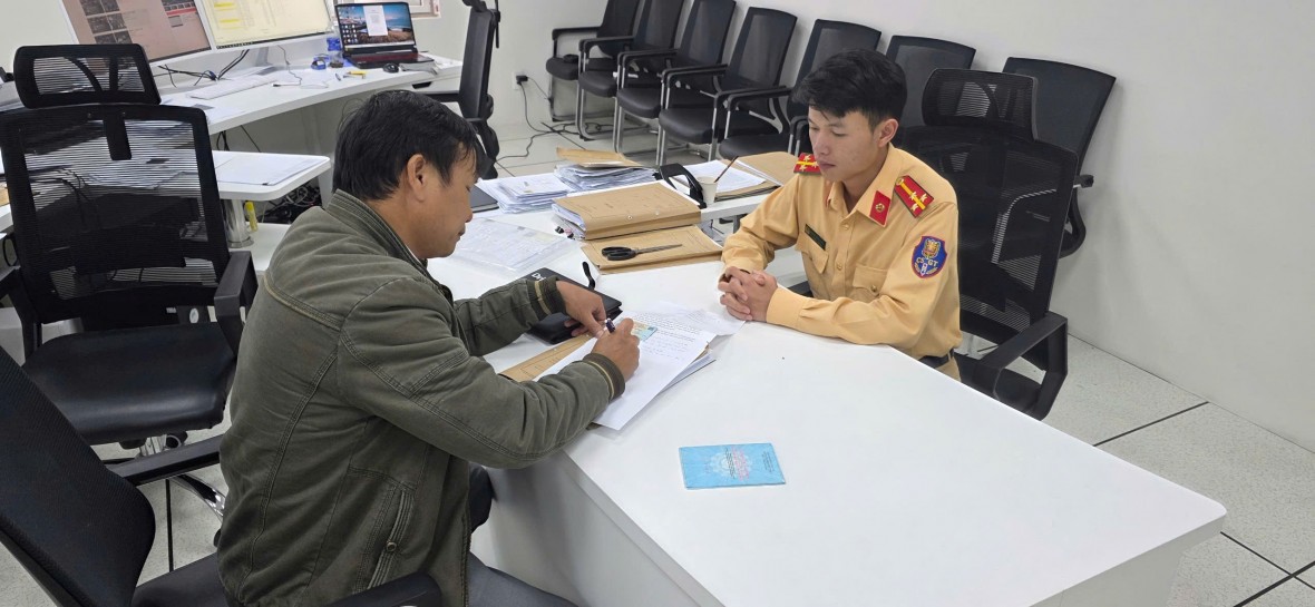 Anh Thành làm việc tại cơ quan chức năng. (Ảnh: CALĐ)