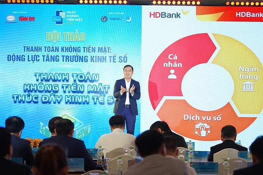 Theo chia sẻ của ông Đàm Thế Thái - Phó Tổng Giám đốc HDBank tại hội thảo, số hóa tại HDBank là một hành trình nhân văn, nơi từng sản phẩm được thiết kế từ góc nhìn của cuộc sống, từng trải nghiệm được kiểm chứng bởi cảm xúc người dùng. Theo chia sẻ của ông Đàm Thế Thái - Phó Tổng Giám đốc HDBank tại hội thảo, số hóa tại HDBank là một hành trình nhân văn, nơi từng sản phẩm được thiết kế từ góc nhìn của cuộc sống, từng trải nghiệm được kiểm chứng bởi cảm xúc người dùng.