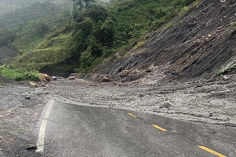 Sạt lở tại Quốc lộ 12, giao thông ách tắc trong nhiều giờ