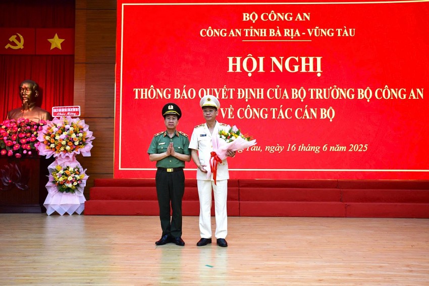 Thiếu tướng Vũ Như Hà, Giám đốc công an tỉnh Bà Rịa - Vũng Tàu (bên phải ảnh) được điều động làm giám đốc công an tỉnh Tây Ninh.