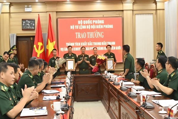 Thiếu tướng Nguyễn Văn Thiện trao thưởng cho lực lượng phá án vận chuyển vàng lậu qua biên giới Móng Cái