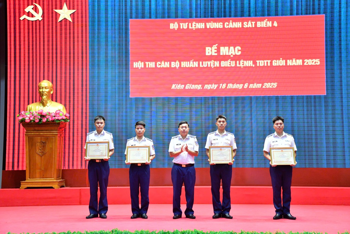 Bộ Tư lệnh Vùng Cảnh sát biển 4: Nâng cao trình độ của cán bộ trong huấn luyện điều lệnh, thể dục thể thao