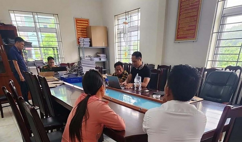 Anh Giàng Hồ và thím của anh là chị Cư Mủa lên trình báo tại công an phường Mỹ Đình 2. Anh Giàng Hồ và thím của anh là chị Cư Mủa lên trình báo tại công an phường Mỹ Đình 2.