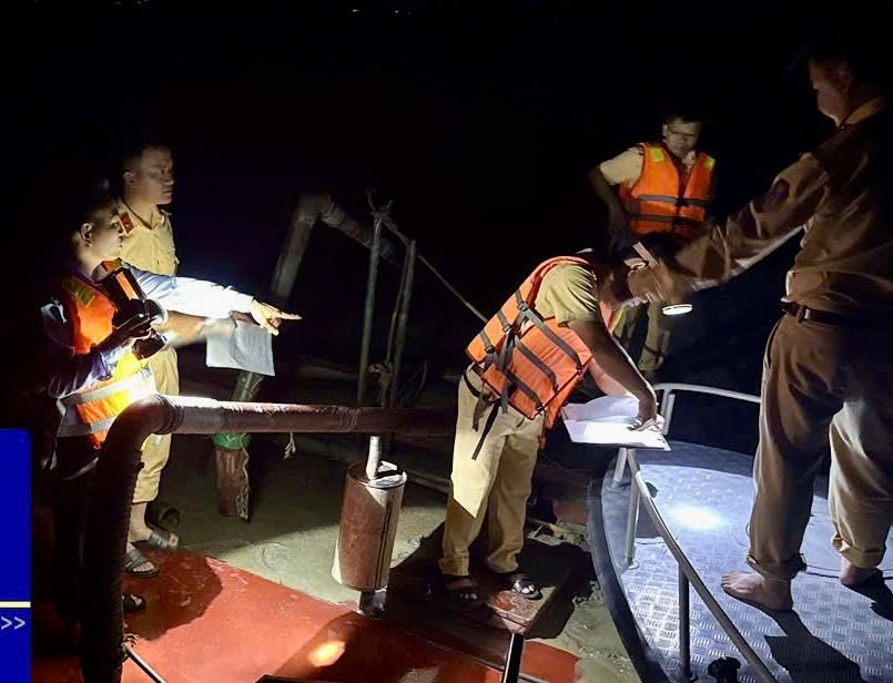 Tổ công tác đã tiến hành lập biên bản vi phạm, tạm giữ giấy tờ liên quan đến phương tiện và người điều khiển - Ảnh Công an Hà Tĩnh. Tổ công tác đã tiến hành lập biên bản vi phạm, tạm giữ giấy tờ liên quan đến phương tiện và người điều khiển - Ảnh Công an Hà Tĩnh.