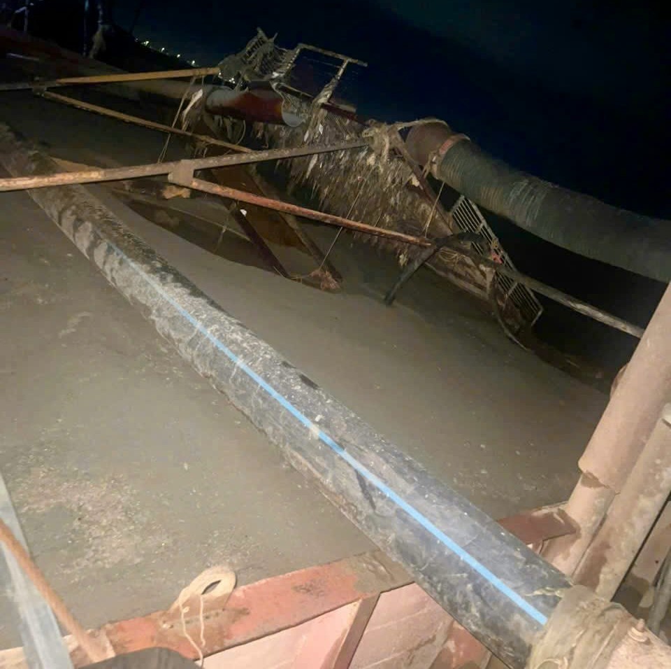 Phát hiện tàu khai thác cát trái phép trên sông Lam - Ảnh Công an Hà Tĩnh. Phát hiện tàu khai thác cát trái phép trên sông Lam - Ảnh Công an Hà Tĩnh.