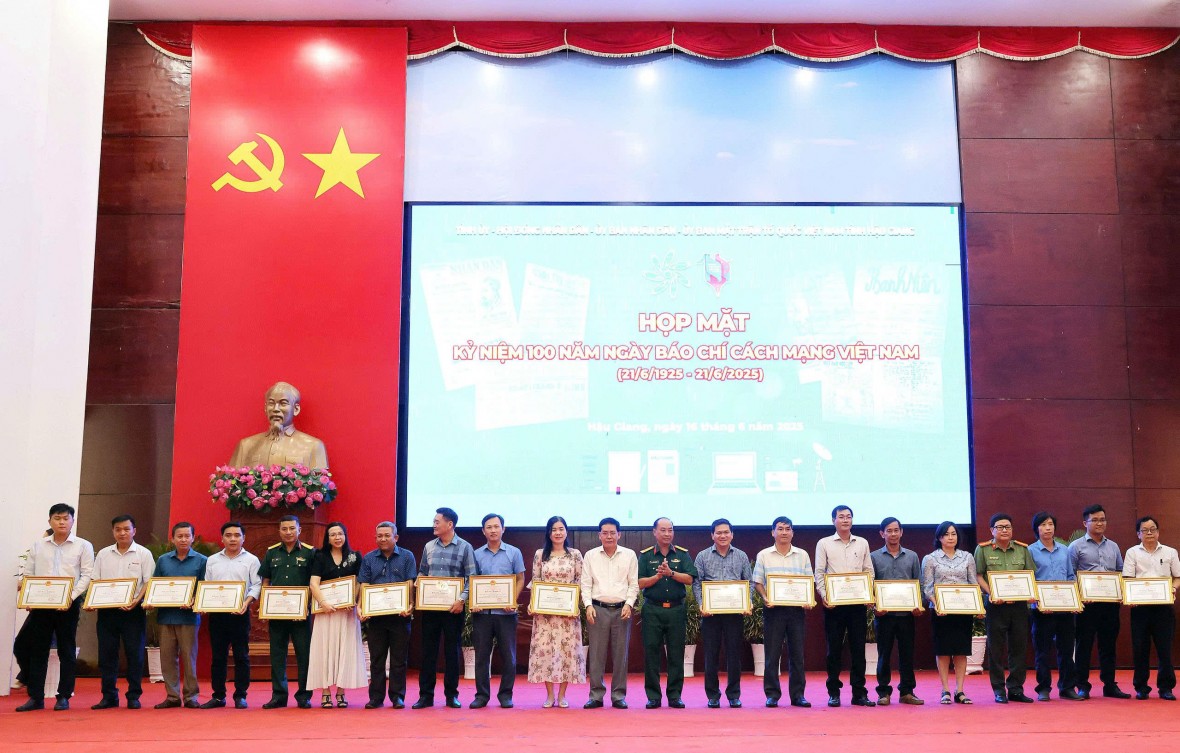 Phóng viên Báo Pháp luật Việt Nam nhận Bằng khen của Chủ tịch UBND tỉnh Hậu Giang