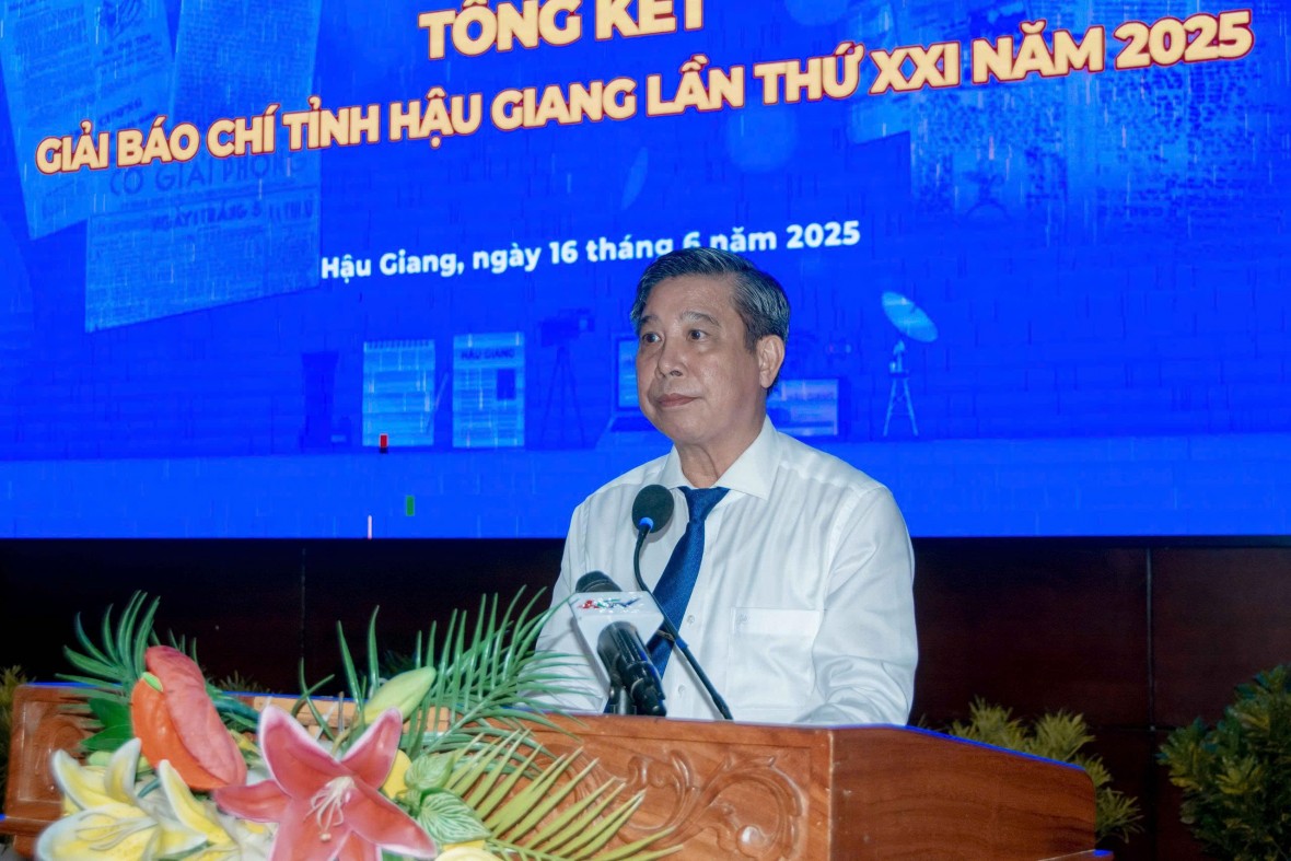 Phóng viên Báo Pháp luật Việt Nam nhận Bằng khen của Chủ tịch UBND tỉnh Hậu Giang