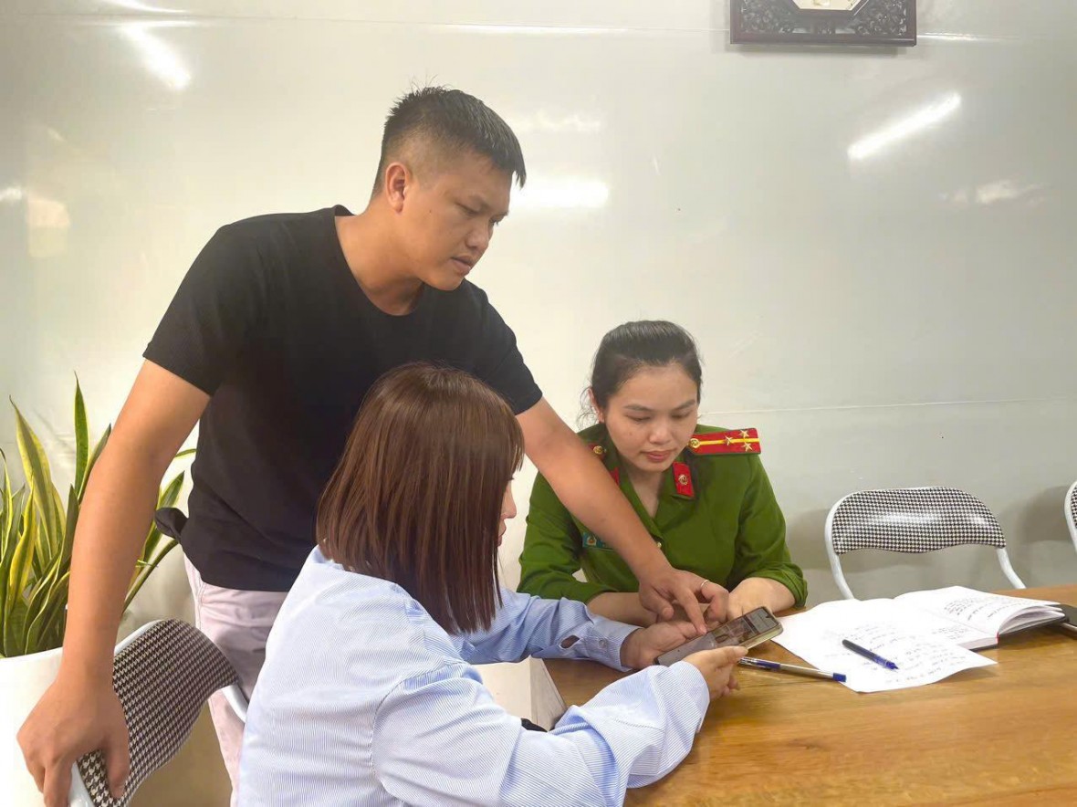 Chị T. trình báo tại cơ quan chức năng. (Ảnh: CATQ)