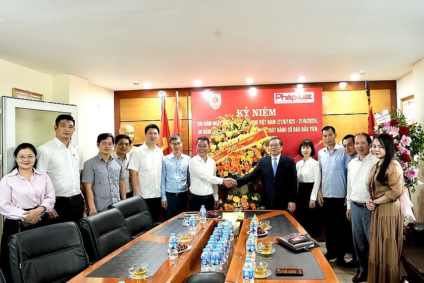 Phó Trưởng ban Thường trực Ban Tuyên giáo và Dân vận Trung ương Lại Xuân Môn chúc mừng Báo Pháp luật Việt Nam