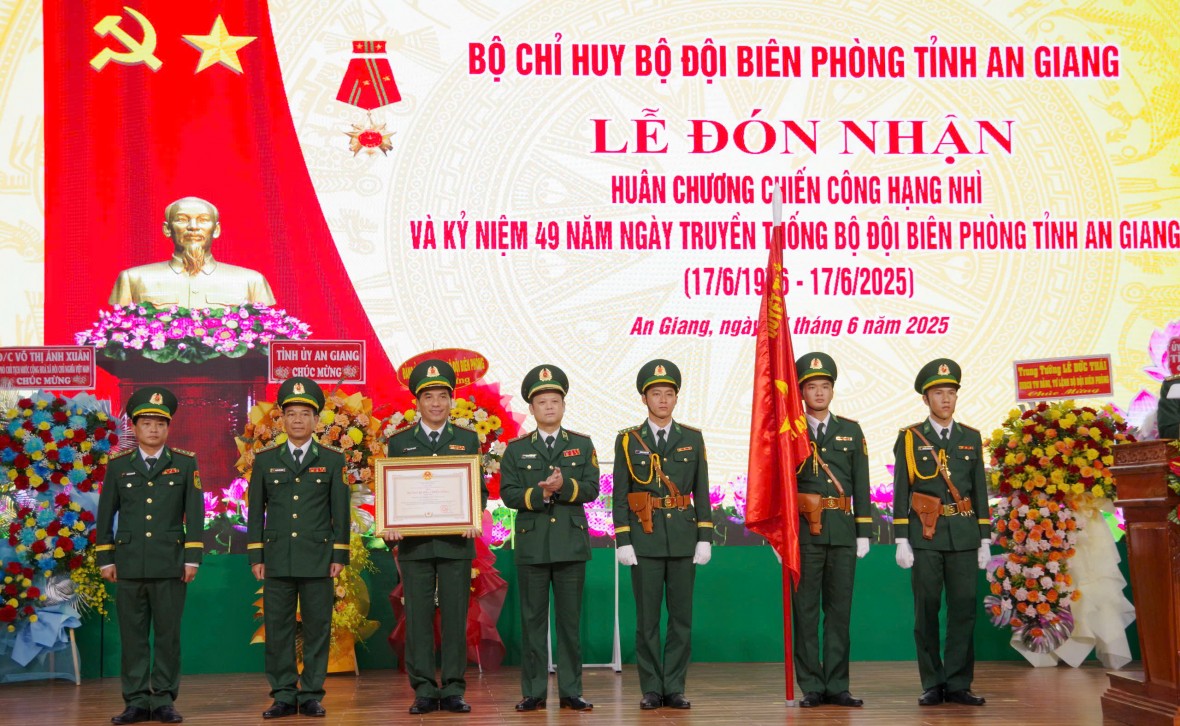 Bộ Chỉ huy Bộ đội Biên phòng tỉnh An Giang long trọng tổ chức Lễ đón nhận Huân chương chiến công hạng Nhì Bộ Chỉ huy Bộ đội Biên phòng tỉnh An Giang long trọng tổ chức Lễ đón nhận Huân chương chiến công hạng Nhì