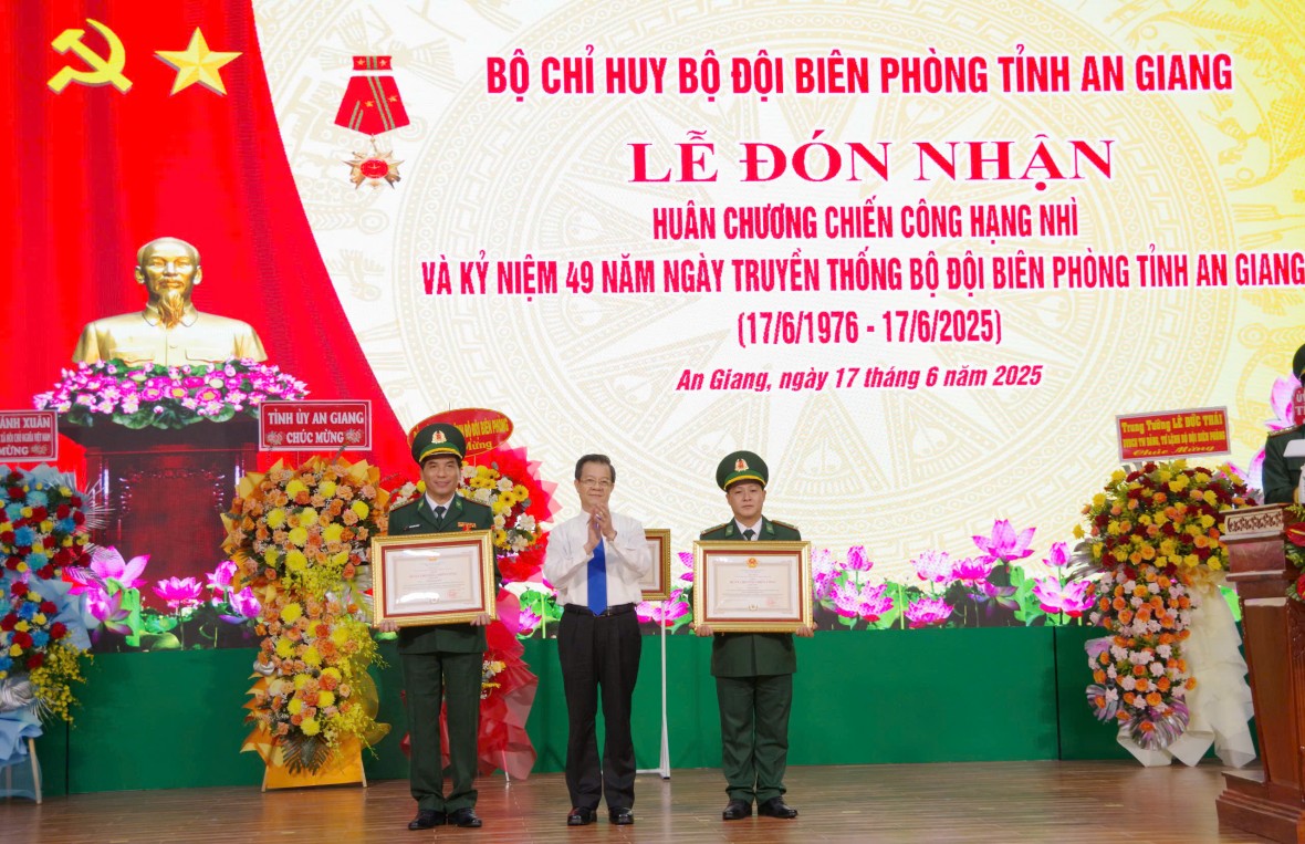 Bộ Chỉ huy Bộ đội Biên phòng tỉnh An Giang long trọng tổ chức Lễ đón nhận Huân chương chiến công hạng Nhì Bộ Chỉ huy Bộ đội Biên phòng tỉnh An Giang long trọng tổ chức Lễ đón nhận Huân chương chiến công hạng Nhì
