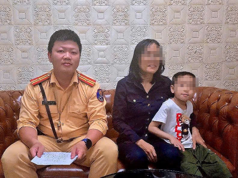 Gia đình đến đón cháu Đ tại cơ quan Công an.