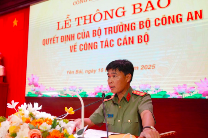 Đại tá Lê Việt Thắng, Giám đốc Công an tỉnh Yên Bái được điều động đến nhận công tác và giữ chức vụ Cục trưởng Cục trang bị và Kho vận, Bộ Công an (Ảnh: Công an Yên Bái). Đại tá Lê Việt Thắng, Giám đốc Công an tỉnh Yên Bái được điều động đến nhận công tác và giữ chức vụ Cục trưởng Cục trang bị và Kho vận, Bộ Công an (Ảnh: Công an Yên Bái).