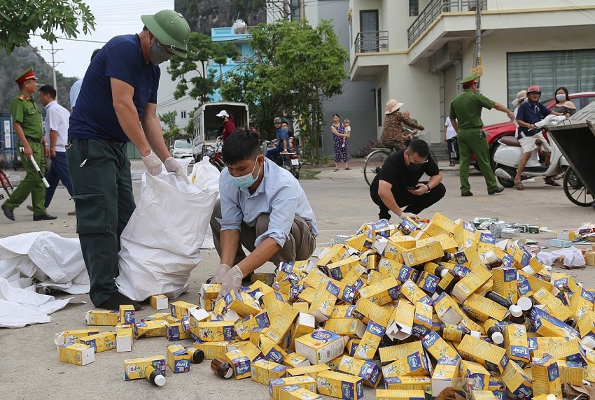 Cơ quan chức năng kiểm đếm số thực phẩm chức năng bị đổ bỏ.