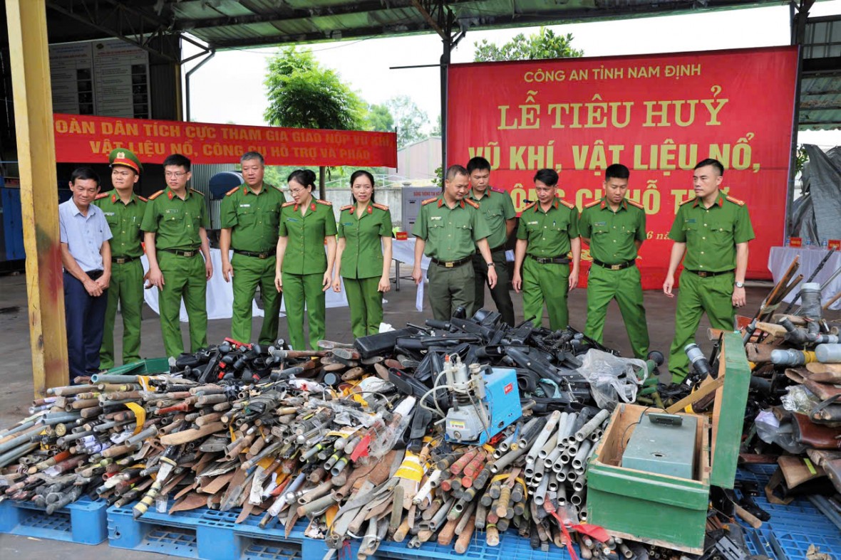 Nam Định: Tiêu hủy 1.797 vũ khí, vật liệu nổ và công cụ hỗ trợ