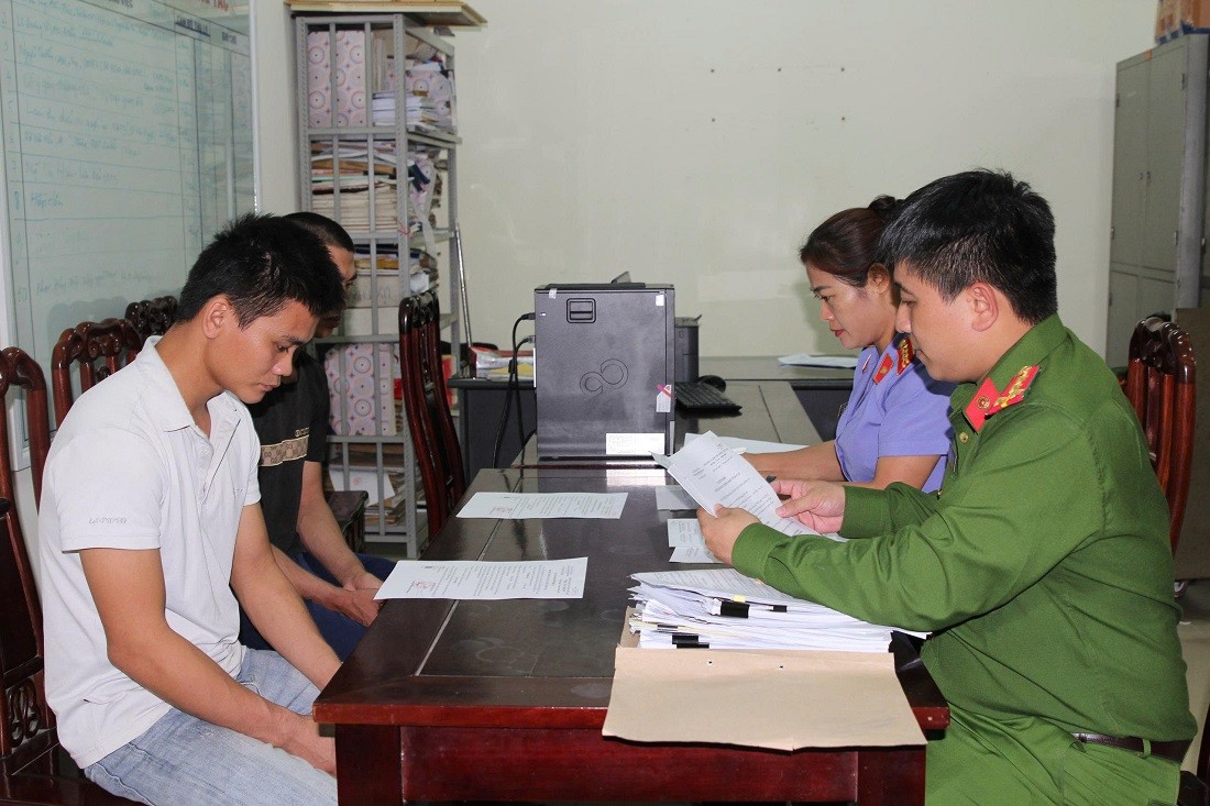 Đối tượng Trần Đình Hào và Phạm Đình Thế tại Cơ quan CSĐT - Ảnh Công an Nghệ An. Đối tượng Trần Đình Hào và Phạm Đình Thế tại Cơ quan CSĐT - Ảnh Công an Nghệ An.