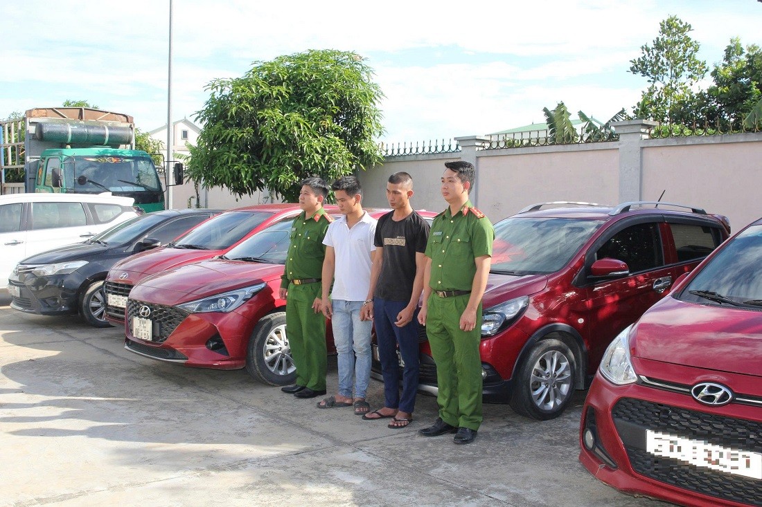 Đối tượng Trần Đình Hào và Phạm Đình Thế cùng số tang vật - Ảnh Công an Nghệ An. Đối tượng Trần Đình Hào và Phạm Đình Thế cùng số tang vật - Ảnh Công an Nghệ An.