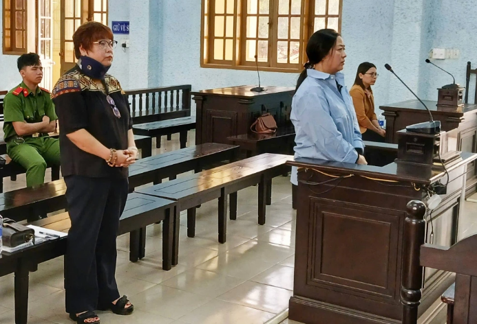 Bị cáo Đỗ Thị Hiền (áo xanh)  và bị cáo Đinh Thị Giang (áo đen) tại phiên toà