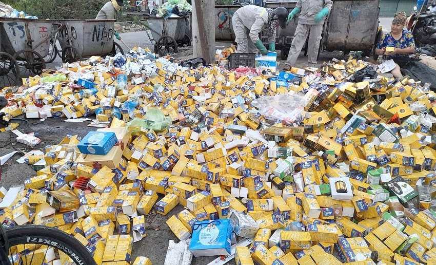 Hàng nghìn hộp thực phẩm chức năng bị đổ bỏ tại bãi rác ở Hạ Long.