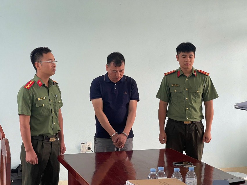 Khởi tố giám đốc doanh nghiệp do khai thác trái phép hơn 800.000 m3 đất san lấp Cơ quan An ninh điều tra thi hành lệnh bắt và khám xét đối với bị can Phùng Ngọc Phương. (Ảnh: Công an Bắc Giang)