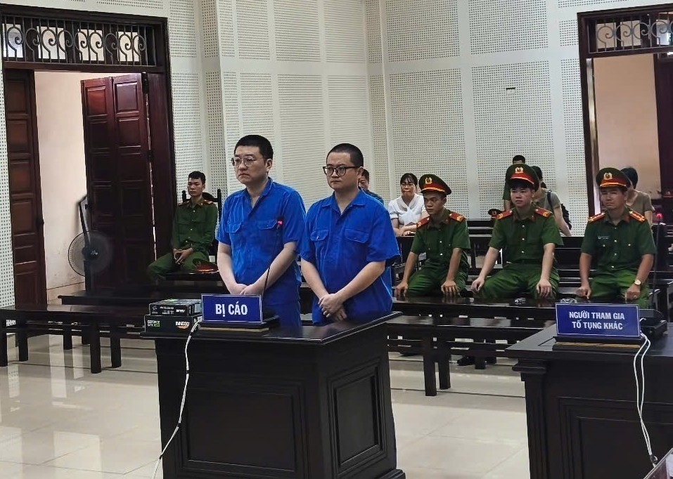 Hai công dân Trung Quốc lĩnh án tù vì mang tiền giả vào Việt Nam