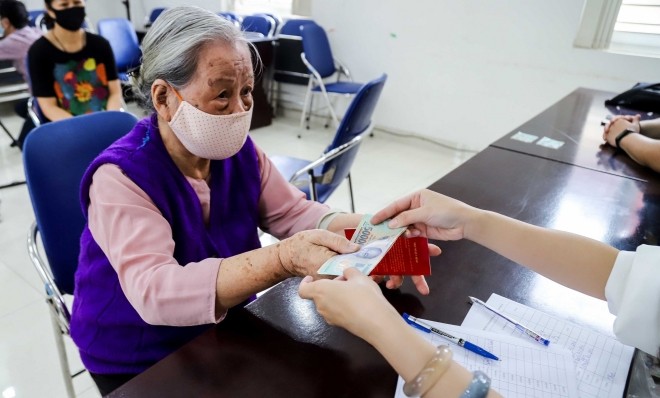 Thẩm quyền quyết định chi trả mức trợ cấp xã hội, tạm dừng trợ cấp xã hội