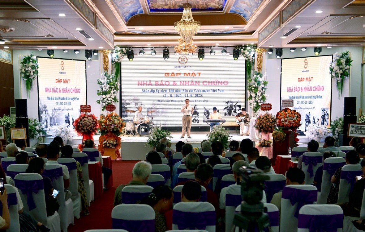 Đông đảo các đại biểu tham dự gặp mặt “Nhà báo & Nhân chứng”.