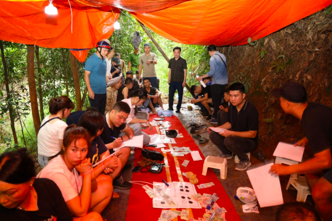 Sới bạc nằm giữa đồi quế tại huyện Bảo Thắng, tỉnh Lào Cai (Ảnh: Công an cung cấp).