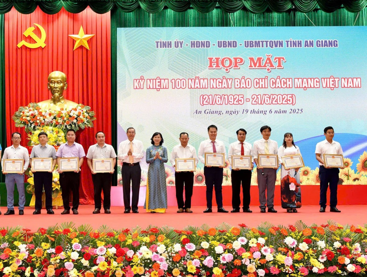 Phóng viên báo Pháp luật Việt Nam nhận bằng khen của Chủ tịch UBND tỉnh An Giang