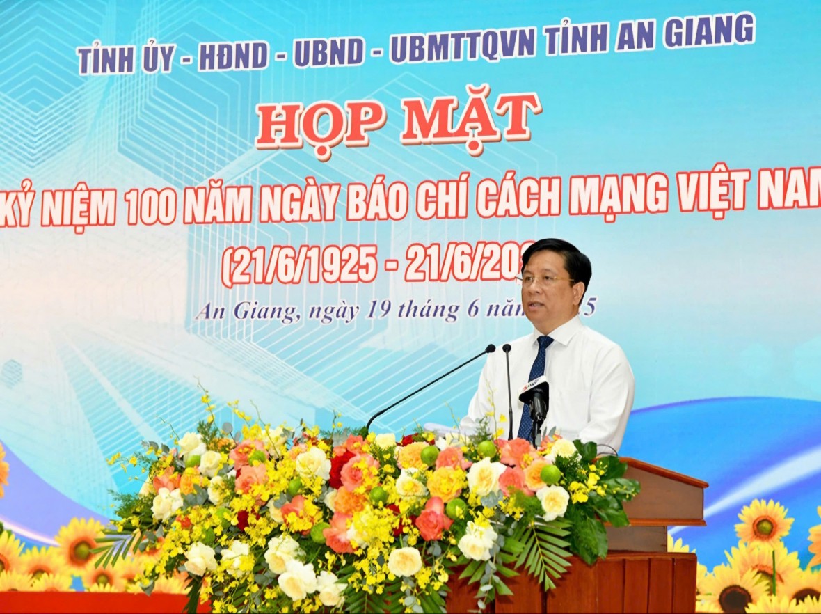 Phóng viên báo Pháp luật Việt Nam nhận bằng khen của Chủ tịch UBND tỉnh An Giang