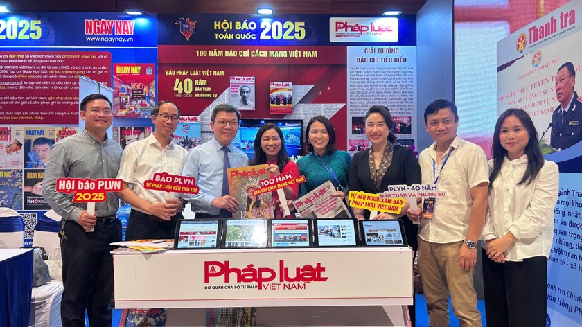 Ông Tống Văn Thanh - Vụ trưởng Vụ Báo chí - Xuất bản, Ban Tuyên giáo và Dân vận Trung ương (thứ 3 từ trái qua) thăm quan gian hàng của Báo Pháp luật Việt Nam. Ông Tống Văn Thanh - Vụ trưởng Vụ Báo chí - Xuất bản, Ban Tuyên giáo và Dân vận Trung ương (thứ 3 từ trái qua) thăm quan gian hàng của Báo Pháp luật Việt Nam.