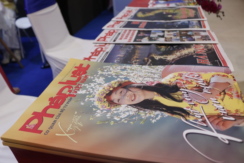 Các ấn phẩm báo giấy của Báo Pháp luật Việt Nam trưng bày tại gian hàng. Các ấn phẩm báo giấy của Báo Pháp luật Việt Nam trưng bày tại gian hàng.