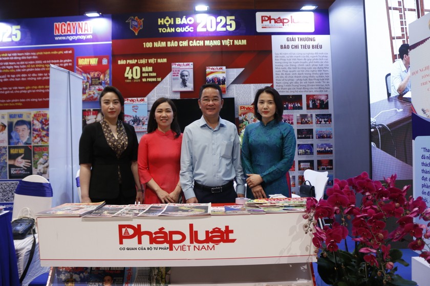 Tổng Biên Tập Báo Pháp luật Việt Nam chụp ảnh cùng các phóng viên, biên tập viên của Báo. Tổng Biên Tập Báo Pháp luật Việt Nam chụp ảnh cùng các phóng viên, biên tập viên của Báo.