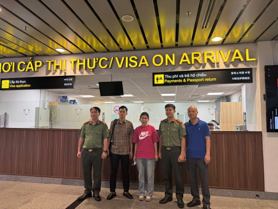 Bắt đối tượng truy nã quốc tế ngay khi vừa bị trục xuất về nước