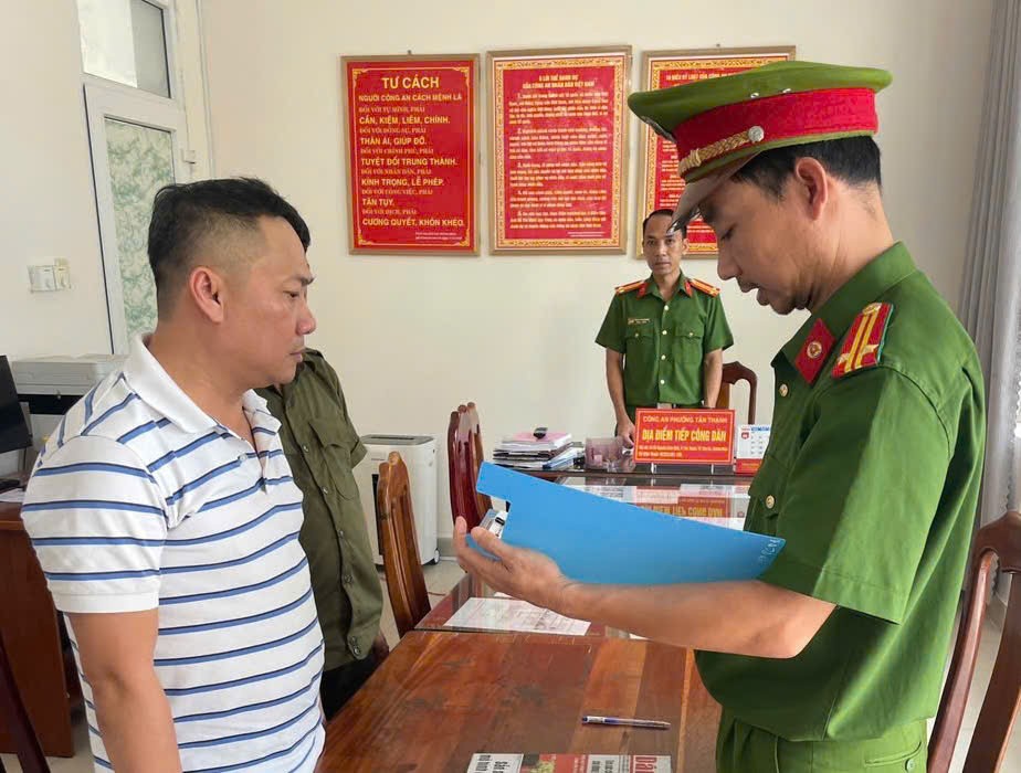 ơ quan Cảnh sát điều tra thi hành các quyết định đối với Lê Tiến Dũng - Ảnh Công an Quảng Nam.