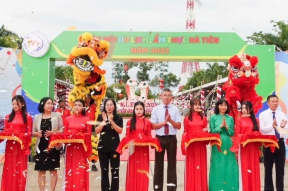 Tưng bừng Lễ hội truyền thống kỷ niệm 290 năm ngày mất Đức khai trấn Mạc Cửu và Ngày hội du lịch, ẩm thực Hà Tiên năm 2025