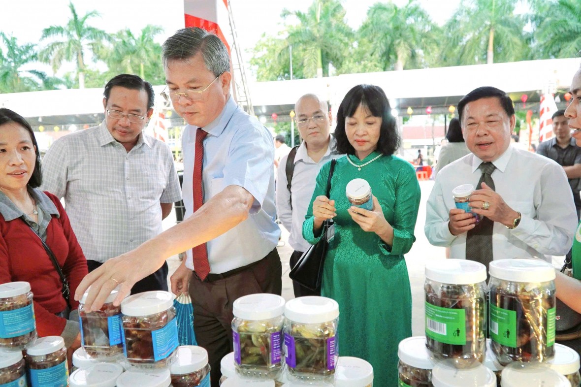 Tưng bừng Lễ hội truyền thống kỷ niệm 290 năm ngày mất Đức khai trấn Mạc Cửu và Ngày hội du lịch, ẩm thực Hà Tiên năm 2025