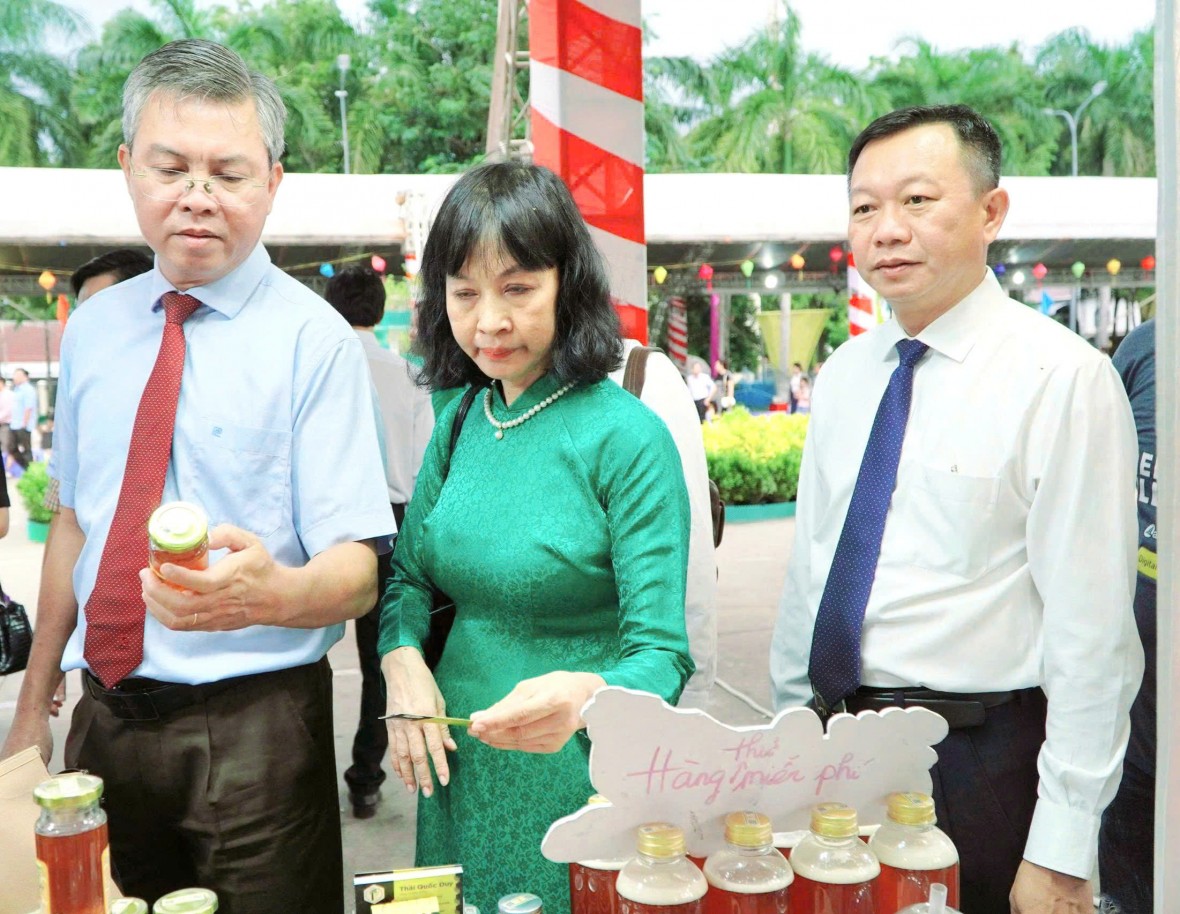 Tưng bừng Lễ hội truyền thống kỷ niệm 290 năm ngày mất Đức khai trấn Mạc Cửu và Ngày hội du lịch, ẩm thực Hà Tiên năm 2025