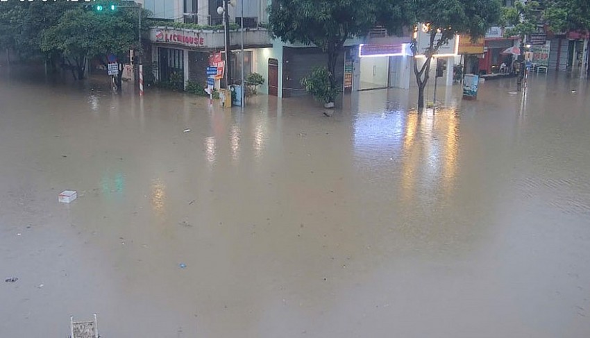 Ngập sâu tại ngã tư đường Lương Ngọc Quyến - Phan Đình Phùng, TP. Thái Nguyên.