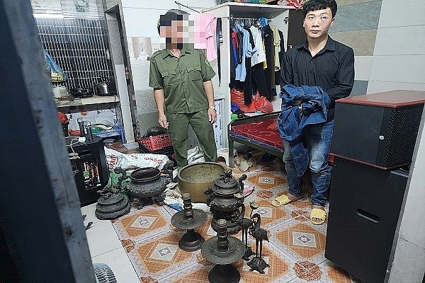 Đối tượng Cao Văn Định cùng tang vật vụ án.