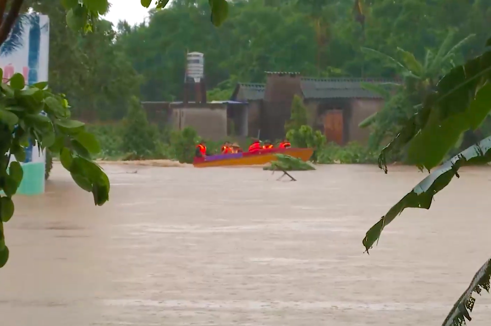 Hàng trăm cán bộ chiến sỹ Công an, Quân đội được huy động giúp đỡ người dân di dời tài sản