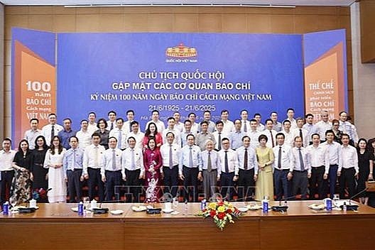 Chủ tịch Quốc hội Trần Thanh Mẫn với lãnh đạo các cơ quan báo chí nhân kỷ niệm 100 năm Ngày Báo chí Cách mạng Việt Nam. (Ảnh: TTXVN)